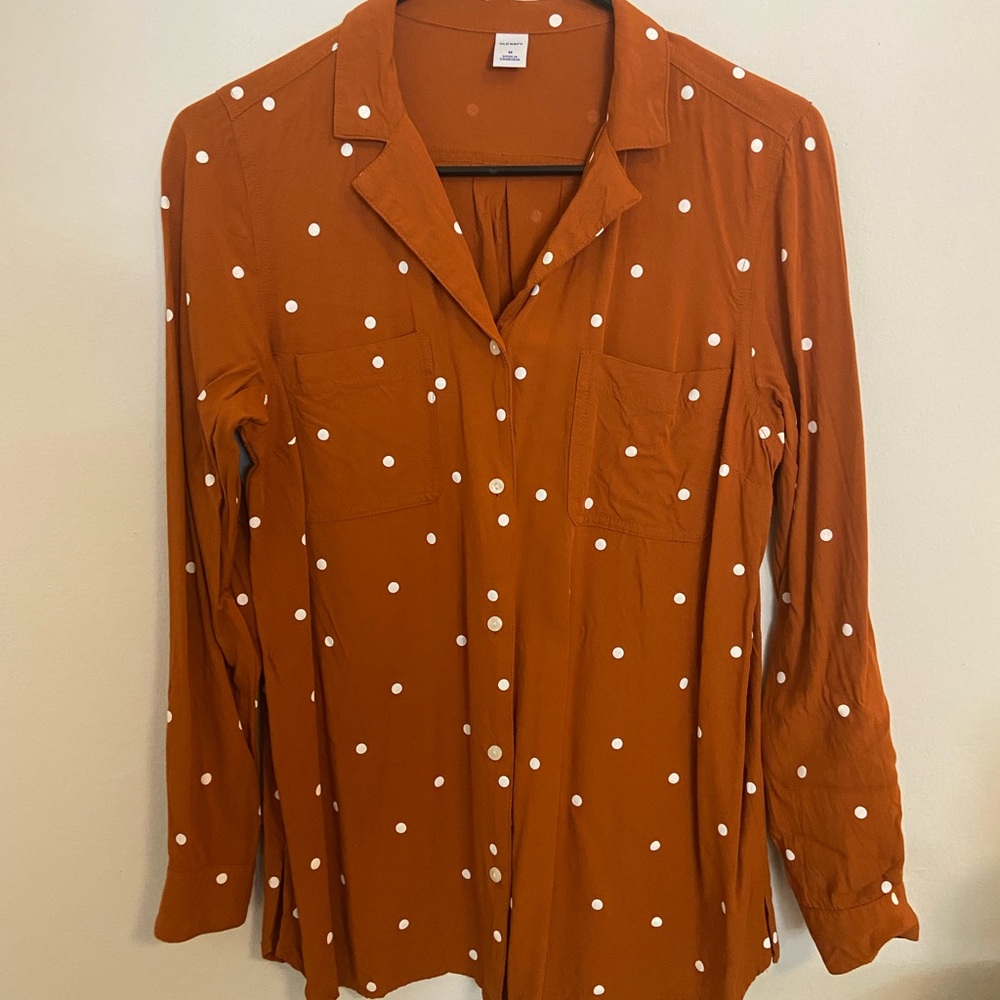 Women’s Old Navy burnt orange and white polka dot button up size M